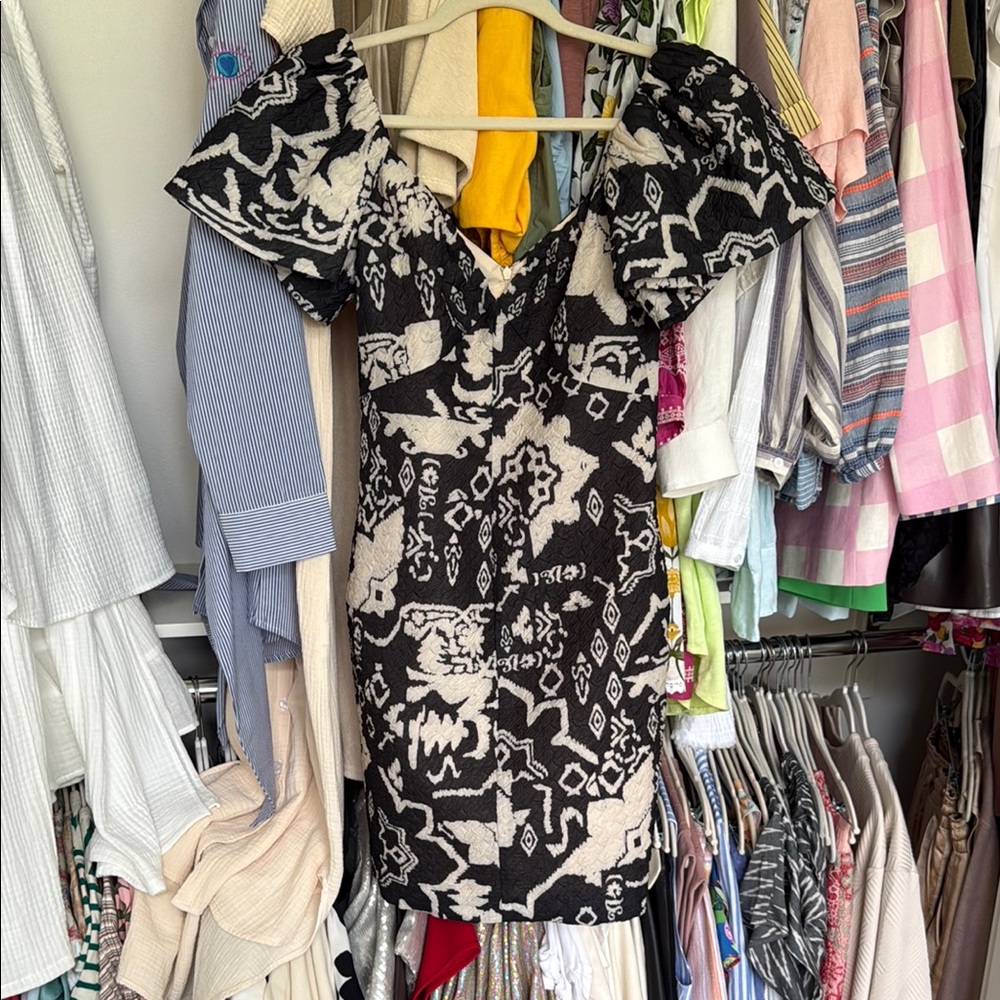 French Connection Black and White Graphic Fitted Blouse